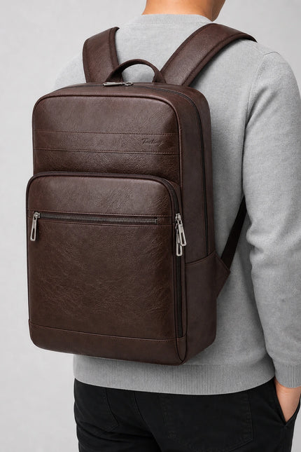 Sac cuir grande capacité ordinateur business élégant homme porté en studio - Aurean Paris - source inputs
