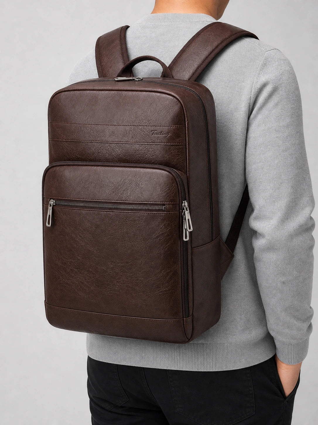 Sac cuir grande capacité ordinateur business élégant homme porté en studio - Aurean Paris - source inputs