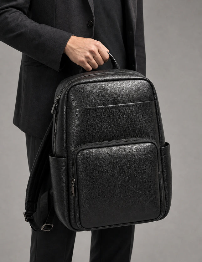 Sac cuir grande capacité travail élégant homme porté à la main en studio - Aurean Paris - source inputs
