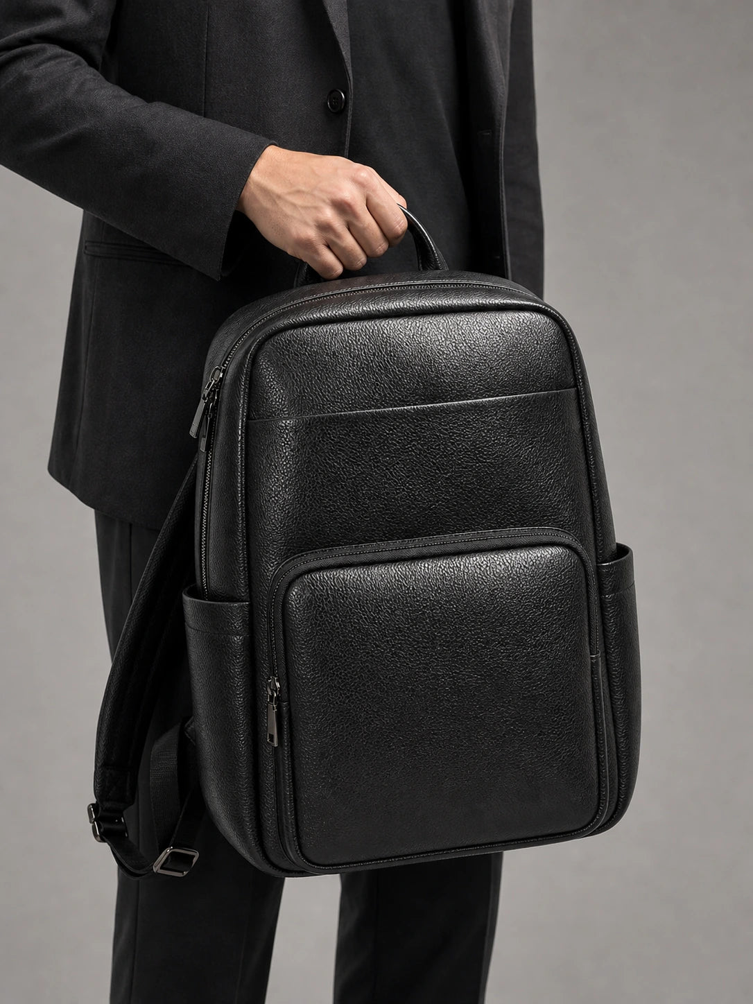 Sac cuir grande capacité travail élégant homme porté à la main en studio - Aurean Paris - source inputs
