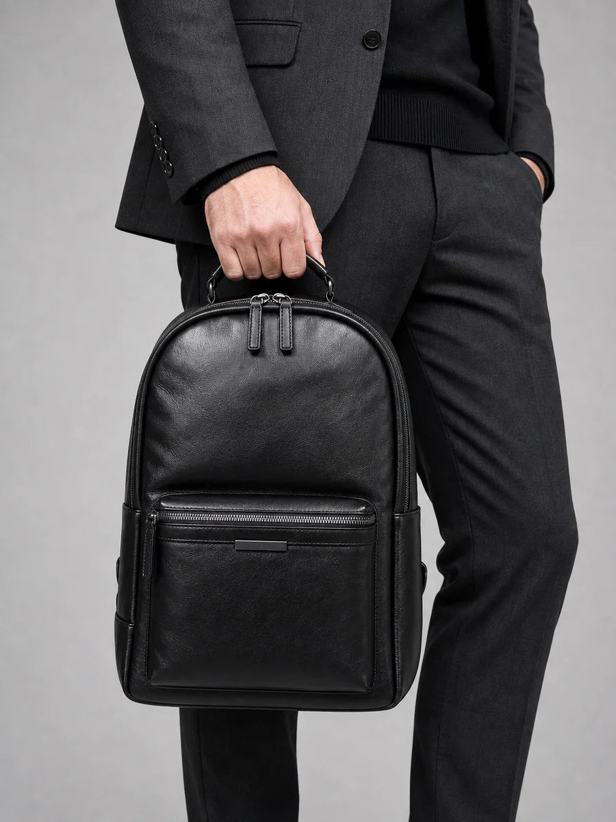 Sac cuir homme 15 pouces business élégant porté à la main en studio - Aurean Paris - Admin refs