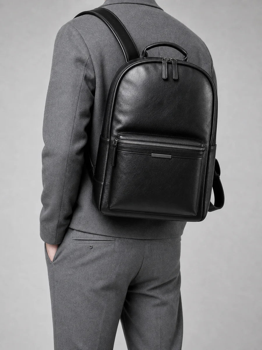 Sac cuir homme 15 pouces business élégant porté en studio - Aurean Paris - Admin refs