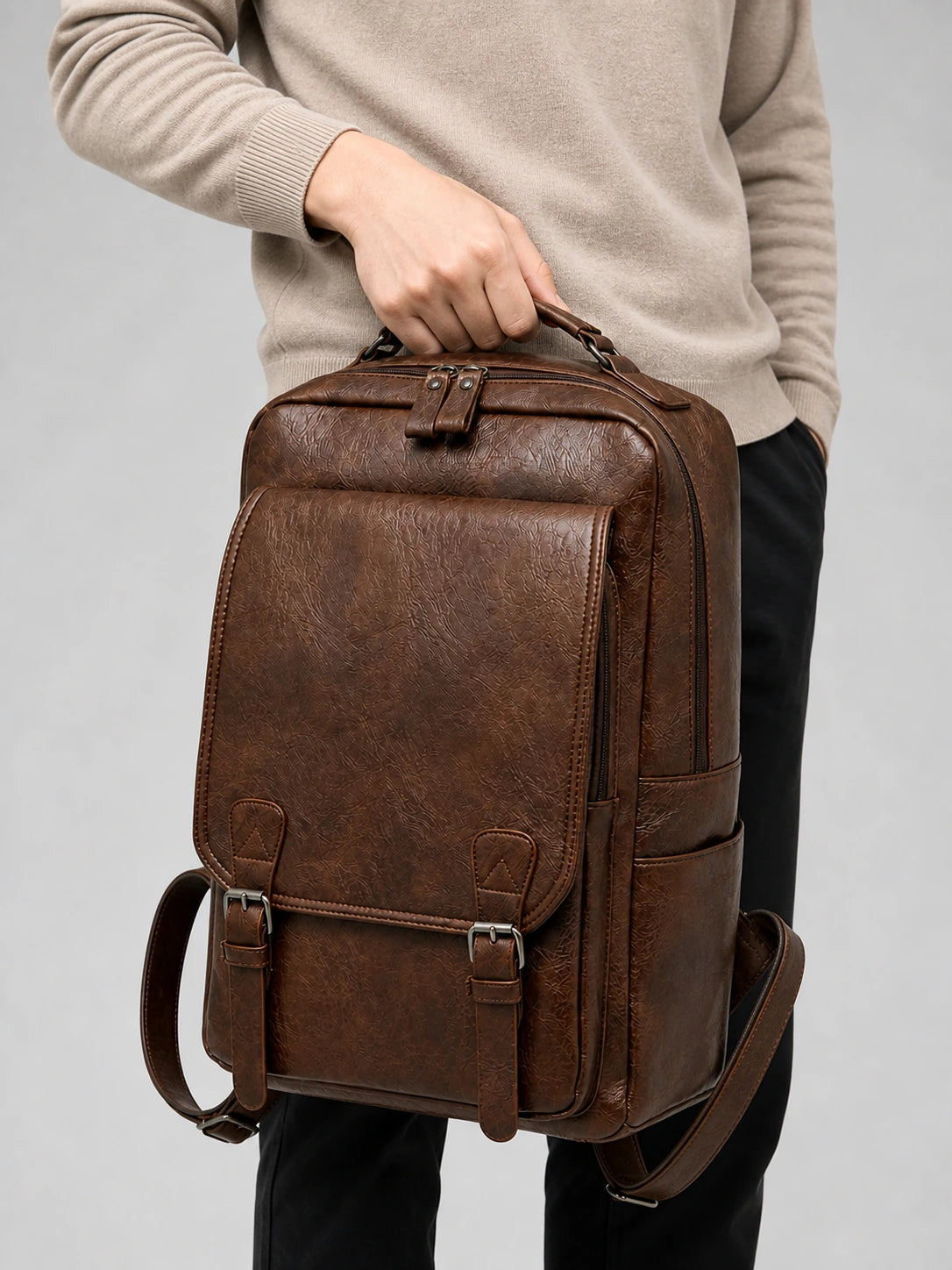 Sac cuir ordinateur grande capacité élégant homme porté à la main en studio - Aurean Paris - source inputs