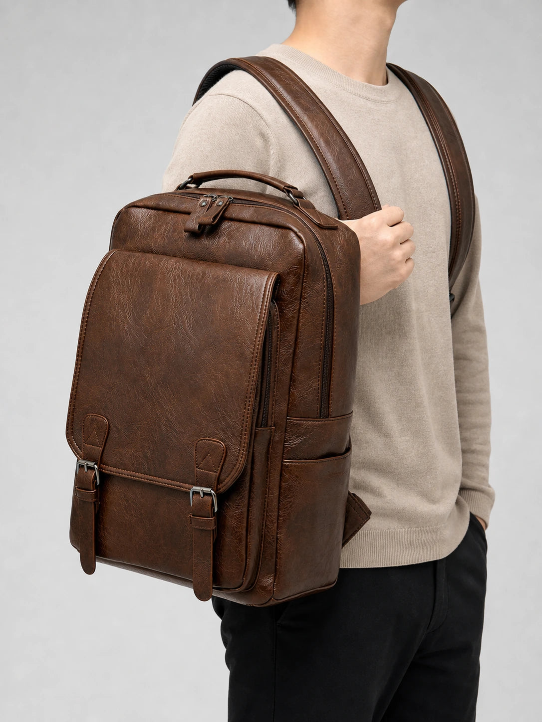 Sac cuir ordinateur grande capacité élégant homme porté en studio - Aurean Paris - source inputs